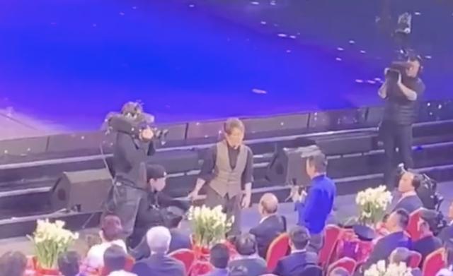 助手帮刘谦偷换壶,魔术表演现场的观众都是托