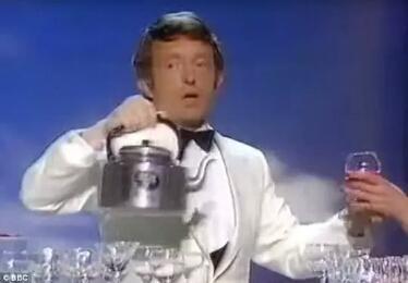 助手帮刘谦偷换壶,魔术表演现场的观众都是托