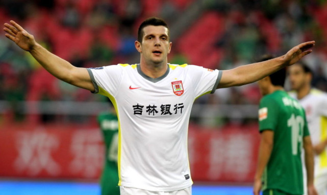 秀!以色列联赛球员5秒内连续穿裆4名对手球员