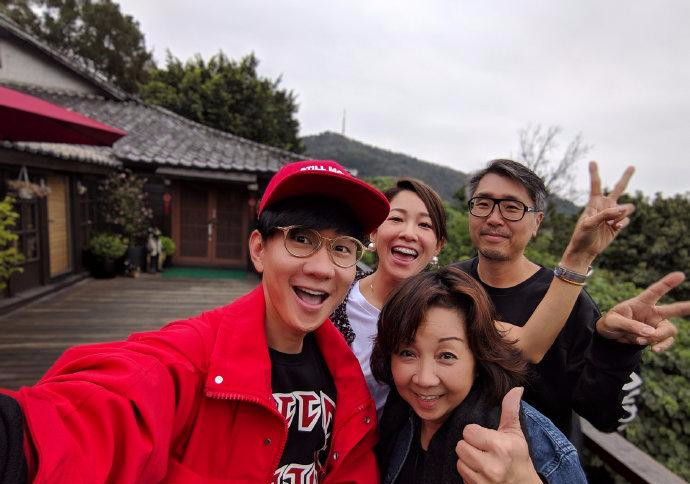 林俊杰在古镇与家人团聚,但他的母亲却吸引了