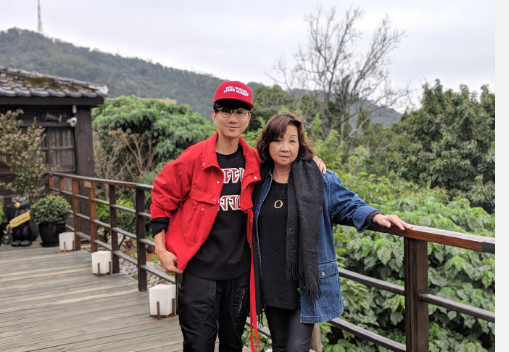 林俊杰在古镇与家人团聚,但他的母亲却吸引了