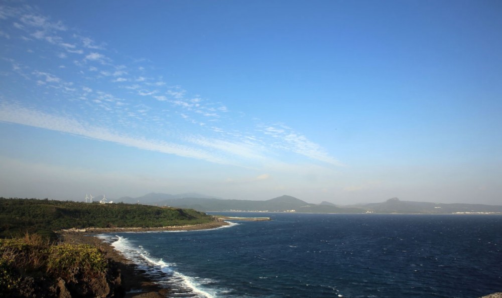 台湾海峡两岸悬崖峭壁,奇石异峰,资源丰富是我国重要渔场之一