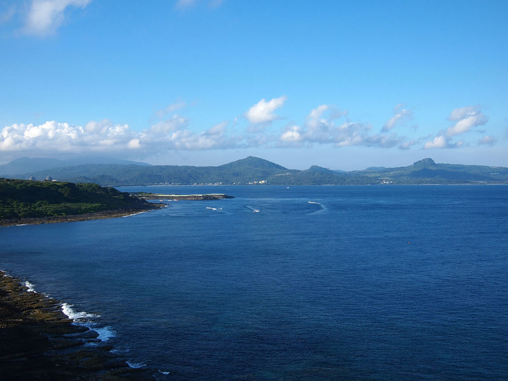 台湾海峡两岸悬崖峭壁,奇石异峰,资源丰富是我国重要渔场之一