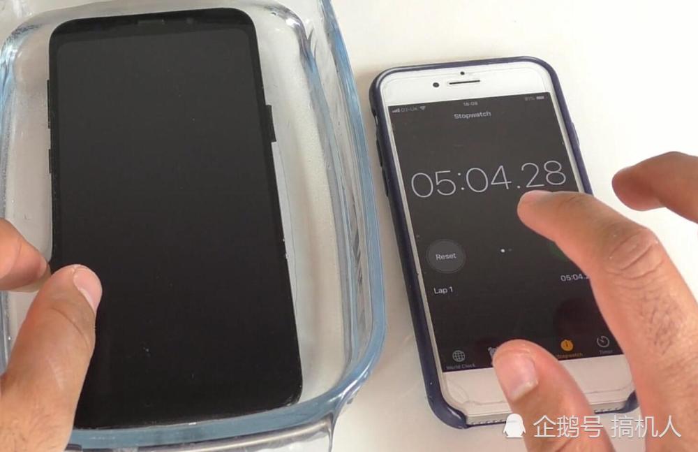 山寨三星S10+放水里浸泡7小时 拿出后被老外