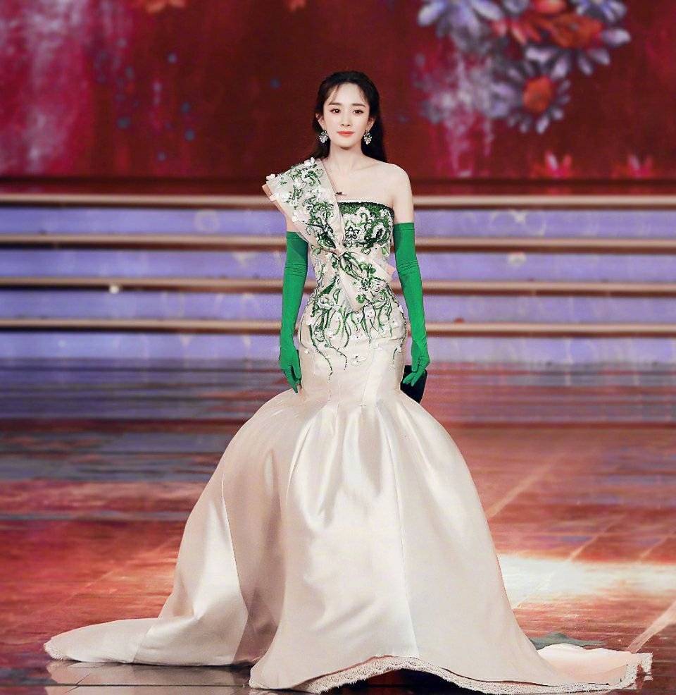 北京春晚为P掉吴秀波做法太刚,关晓彤大长腿抢