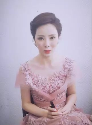 “李思思荧光口红”成热搜，春晚明星同款靠谱吗?