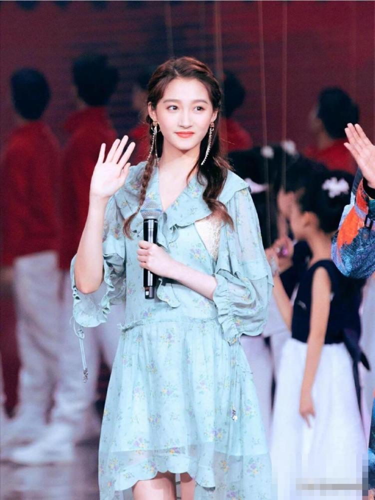 杨紫和关晓彤同台,网友感叹杨紫比关晓彤直接胖一圈