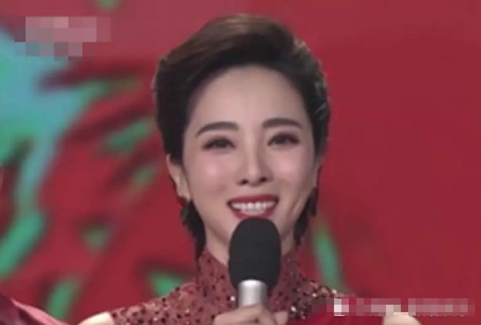 从去年的眉毛妆容，到今年的荧光口红，李思思才是真正的带货女王