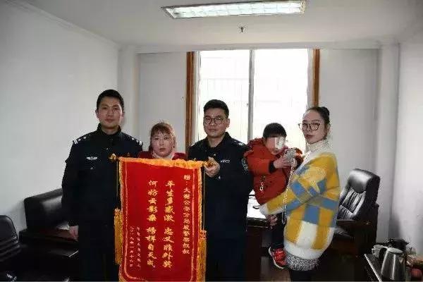 跟妈妈买年货,2岁男孩血流满面!这个错误很