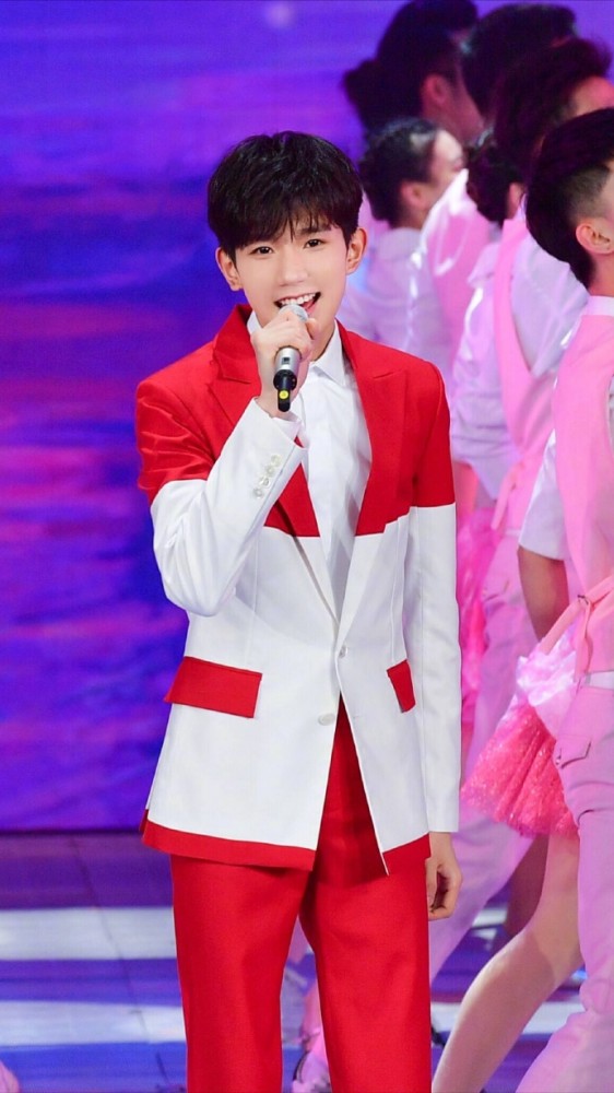春晚造型真喜庆，TFBOYS都穿红裤子，却不告诉吴磊?
