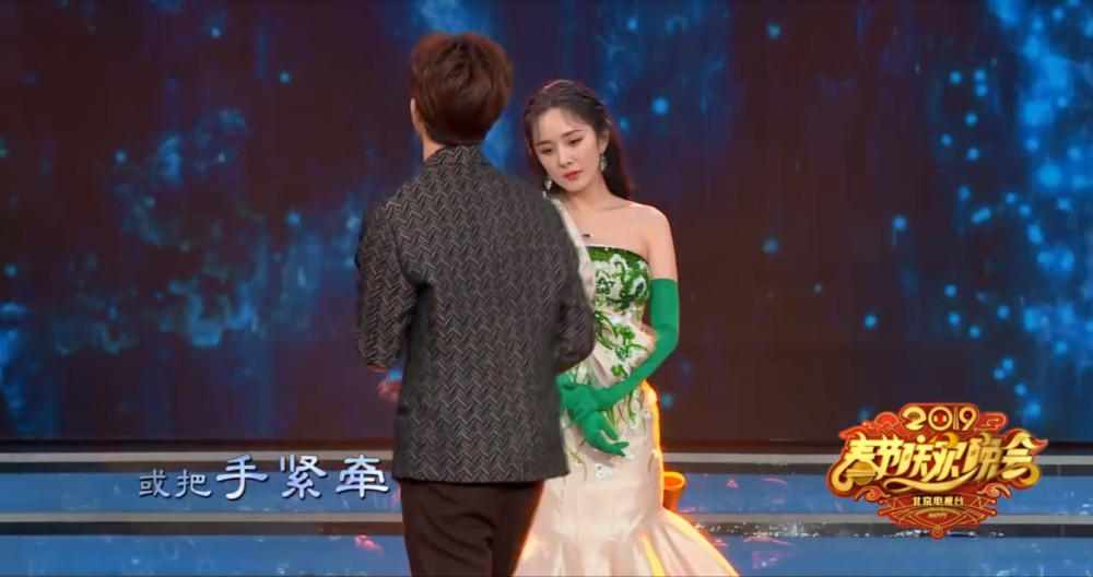 杨幂北京春晚所穿的三套服装,最美不是绿色礼裙而是最简单的装扮
