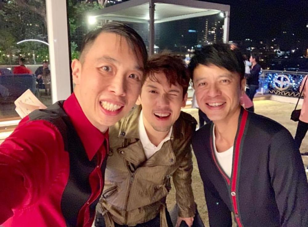 张家辉李克勤等人给杨受成拜年,曝光杨老板豪宅花园大