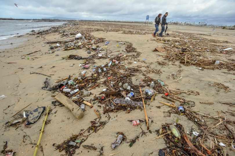 大雨过后 美国加州的海滩变成了垃圾场