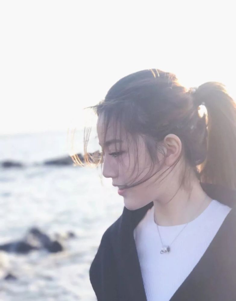 新晋美少女的侧脸,与被称为南韩神颜的她相比也不输!