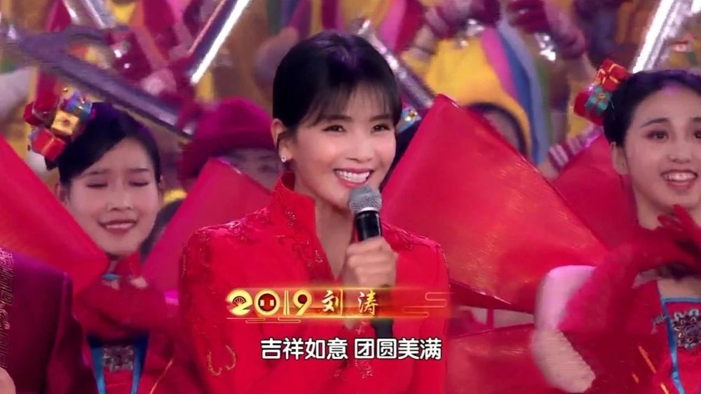 北京卫视春晚:唐嫣罗晋甜蜜对唱,台下杨幂蔡徐