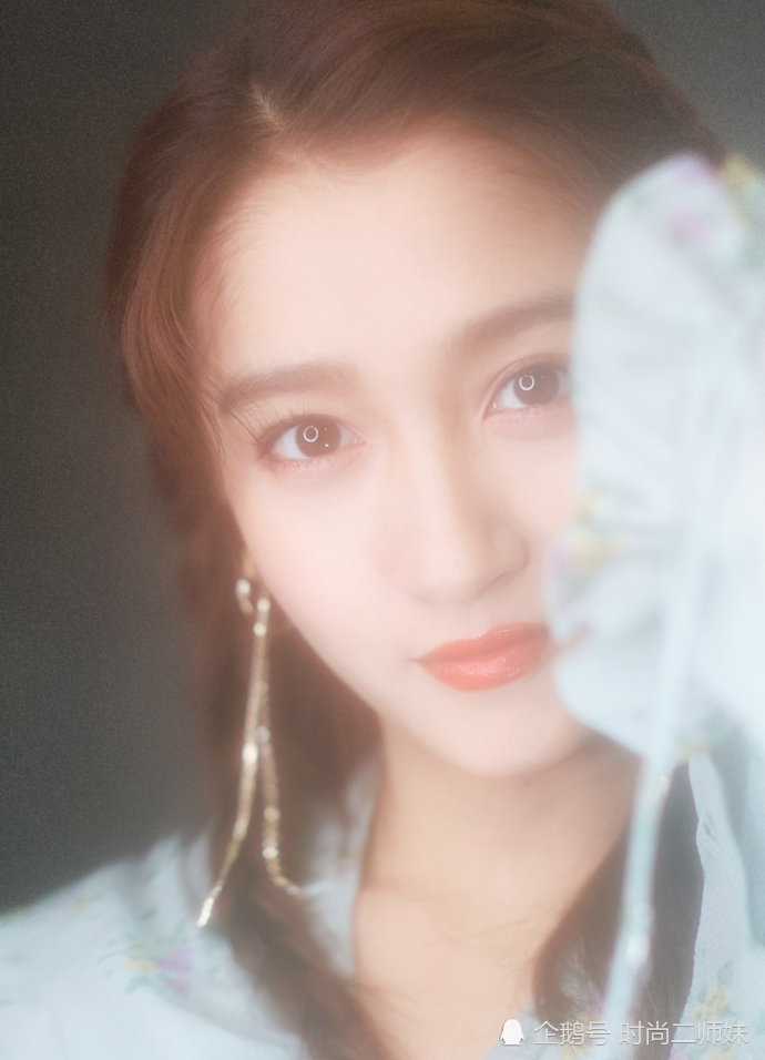 关晓彤一双神仙腿什么不能驾驭?身穿绿色连衣