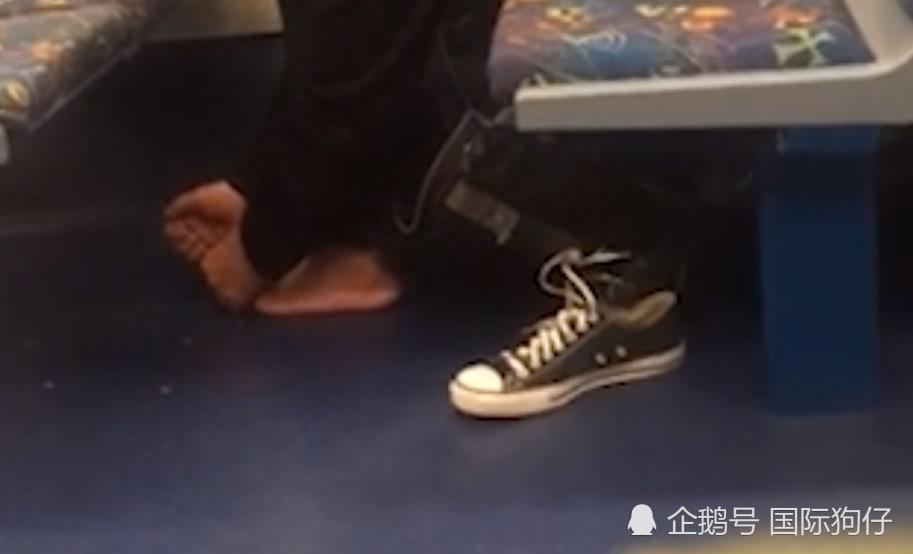 男子火车上当众脱鞋剪脚指甲被网友抨击恶心 事发澳大利亚