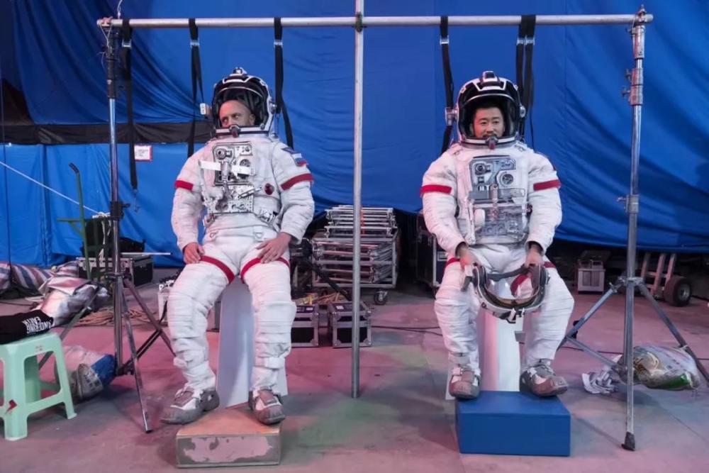 吴京带资进组打造科幻战狼,人海战术取胜,流浪