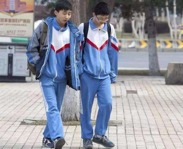 为什么中国的校服都说丑,但一直未曾改变?丑校服原来