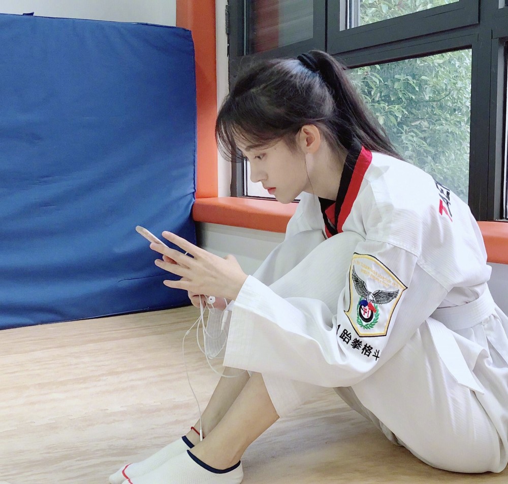 鞠婧祎的腿为啥又细又直?看她坐姿就明白了,00后现在学还不晚