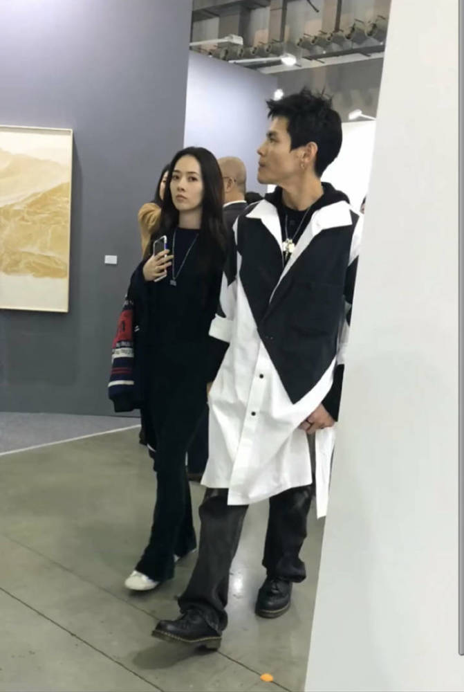 向佐公开向郭碧婷表白:我喜欢你，向太将准儿媳介绍给朋友认识