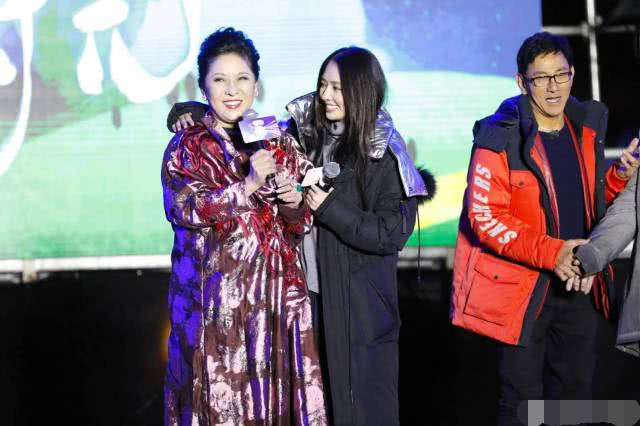 向佐公开向郭碧婷表白:我喜欢你，向太将准儿媳介绍给朋友认识