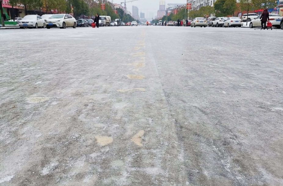 大年初四,信阳天寒地冻,道路结冰车祸多,请谨慎驾驶!