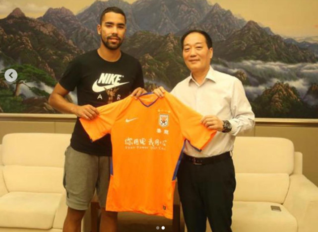 德尔加多晒出签约鲁能照片 热身赛已有出场进