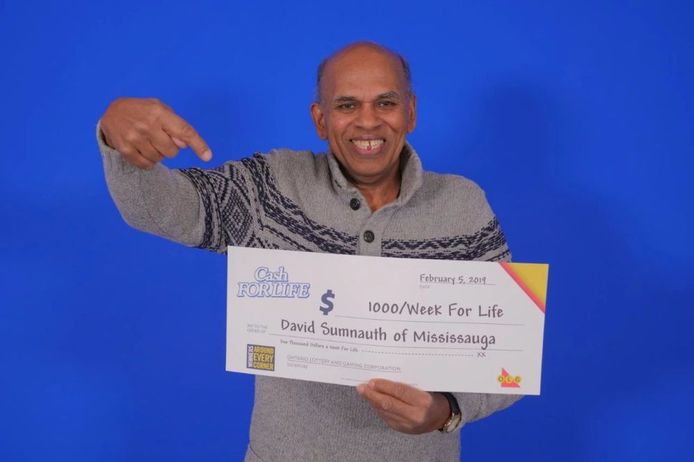 加拿大老人买彩票中254万后又中奖 每周领50