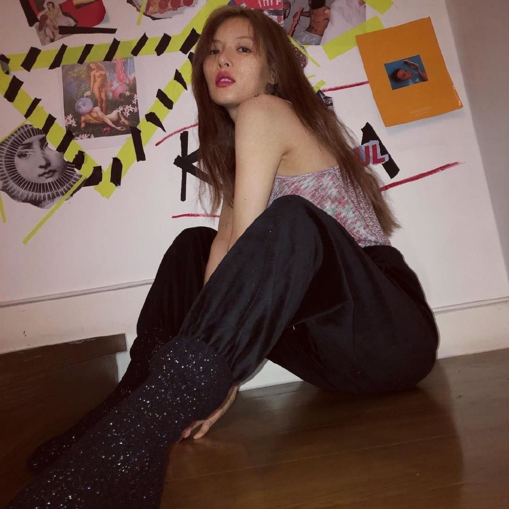被金泫雅美到了,穿双排扣长款风衣配黑色马丁靴,气质