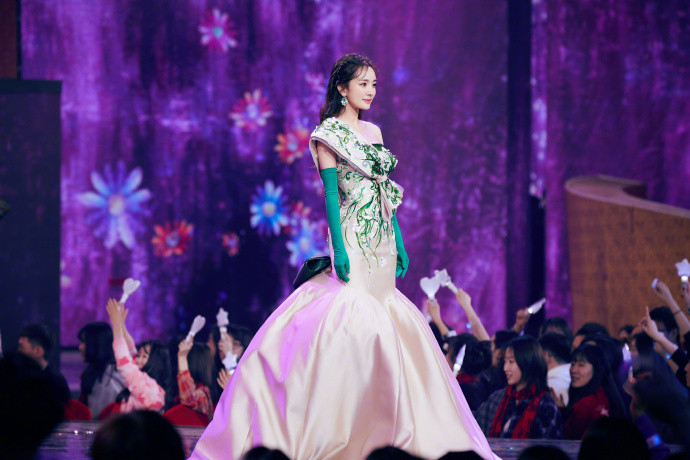 杨幂喜提MK全球代言人,迷你裙大展春日活力,路