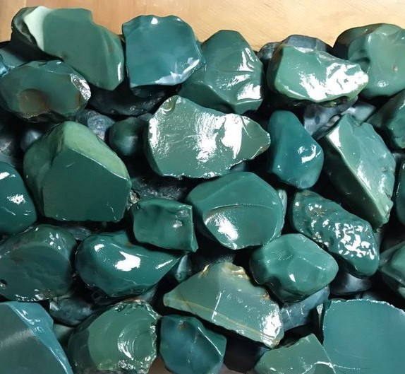 一种罕见的绿色石头,只产于内蒙古,和绿松石媲美