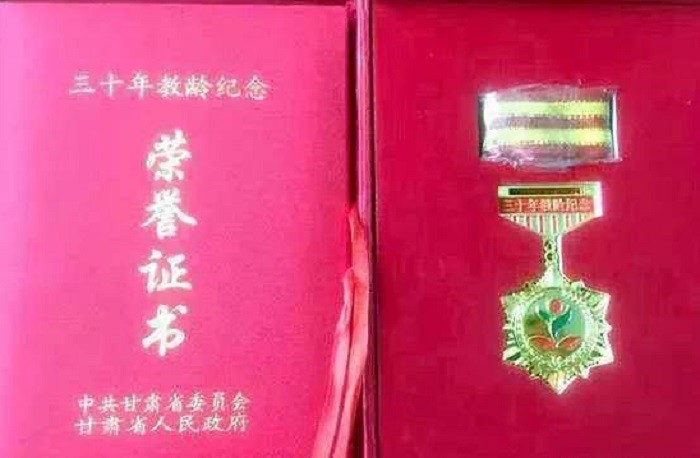 给乡村学校从教30年的老教师颁发荣誉证书,到