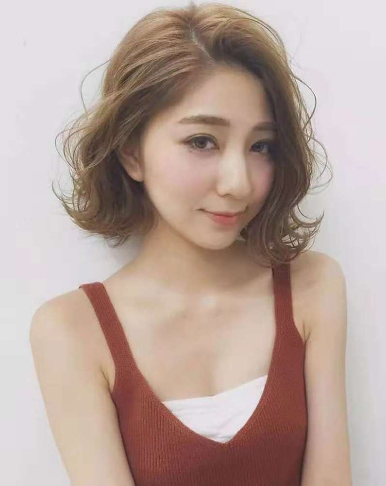 头发细软少的女生适合长发还是短发?这种发质烫发好看