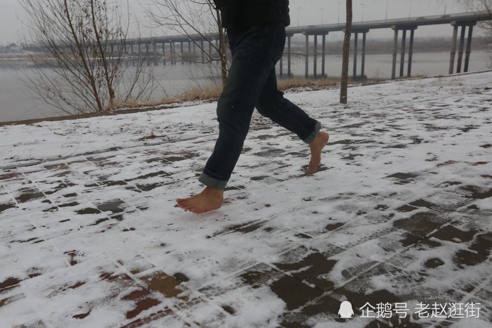 中年大叔雪地光脚跑步 只因光脚不怕穿鞋的一句话