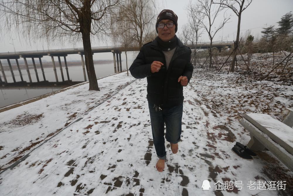 中年大叔雪地光脚跑步 只因光脚不怕穿鞋的一句话