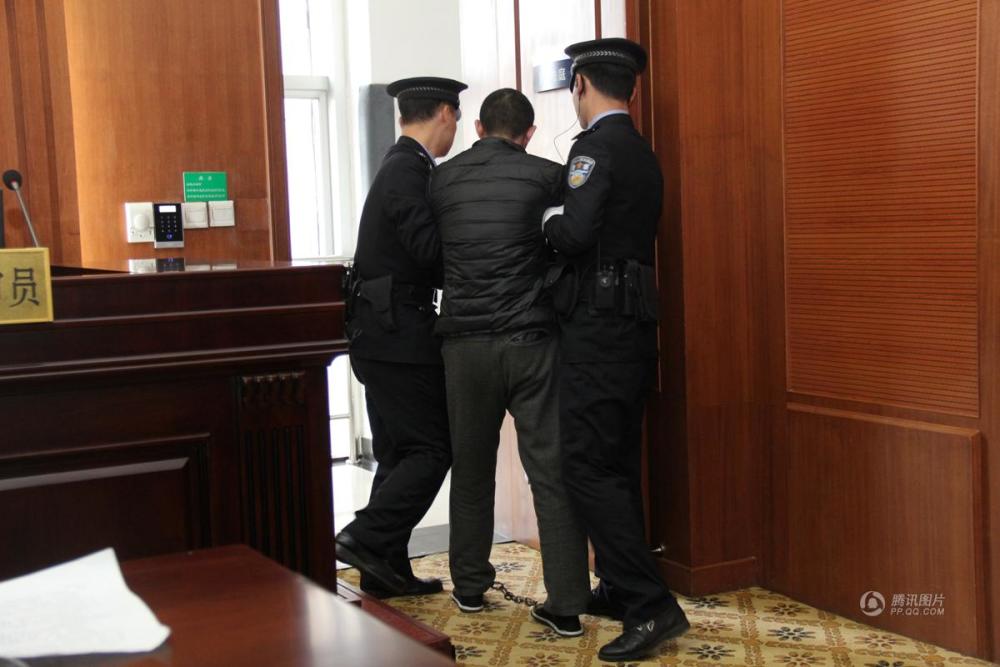 男子开车故意撞死人 被判死刑后腿软【图】