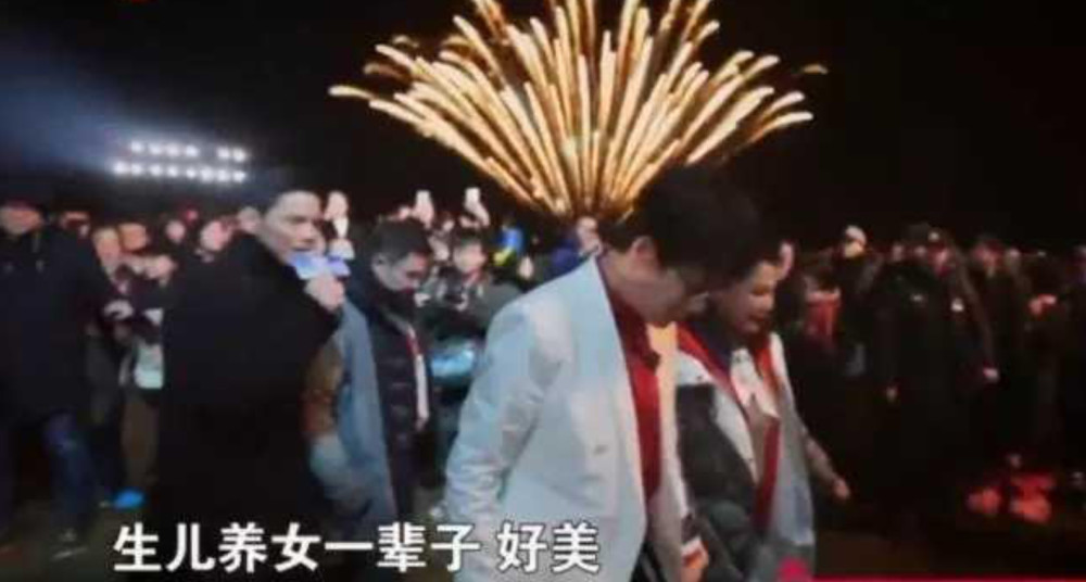 《最美的时光》收官，谁注意到向佐郭碧婷上台时的动作?太真实