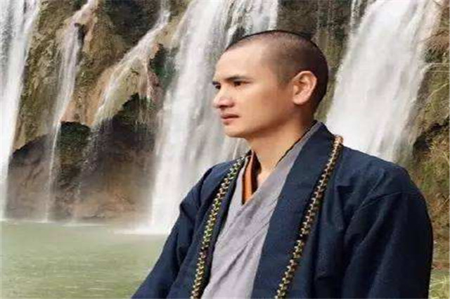 "中国最帅和尚"因颜值太高,引无数游客合影!网友:还俗还得了