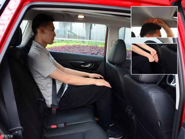 前排为体验者坐姿,后排座椅调至最靠后位置,可获得四指的头部空间和一