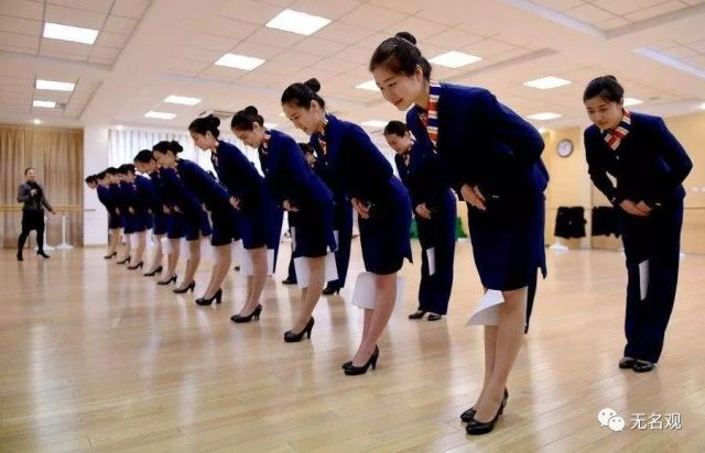 国内流行的国外礼仪大致就两种,一种是合十礼,一种是握手礼.