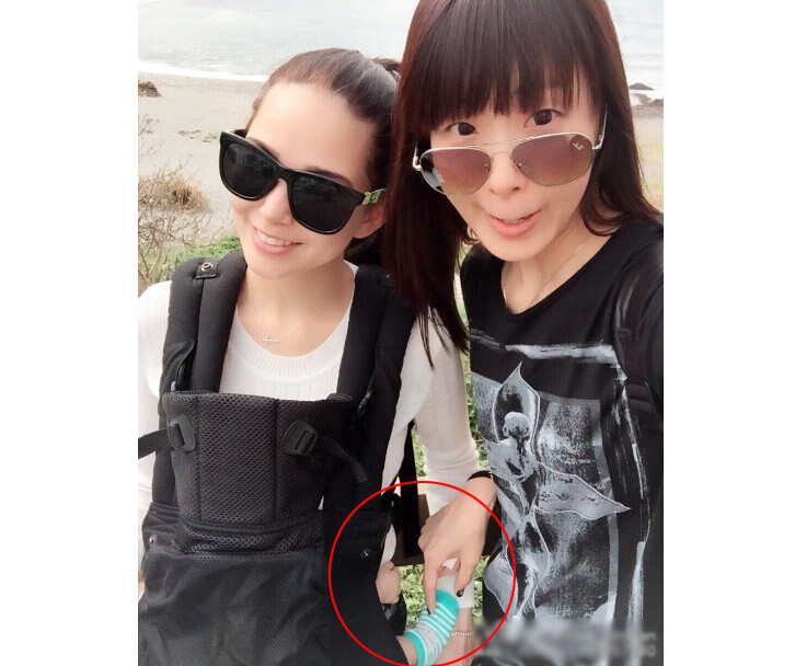 娱乐午报:昆凌背女儿看海