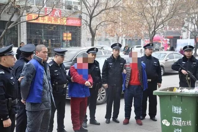 永城派出所民警解押犯罪嫌疑人指认现场