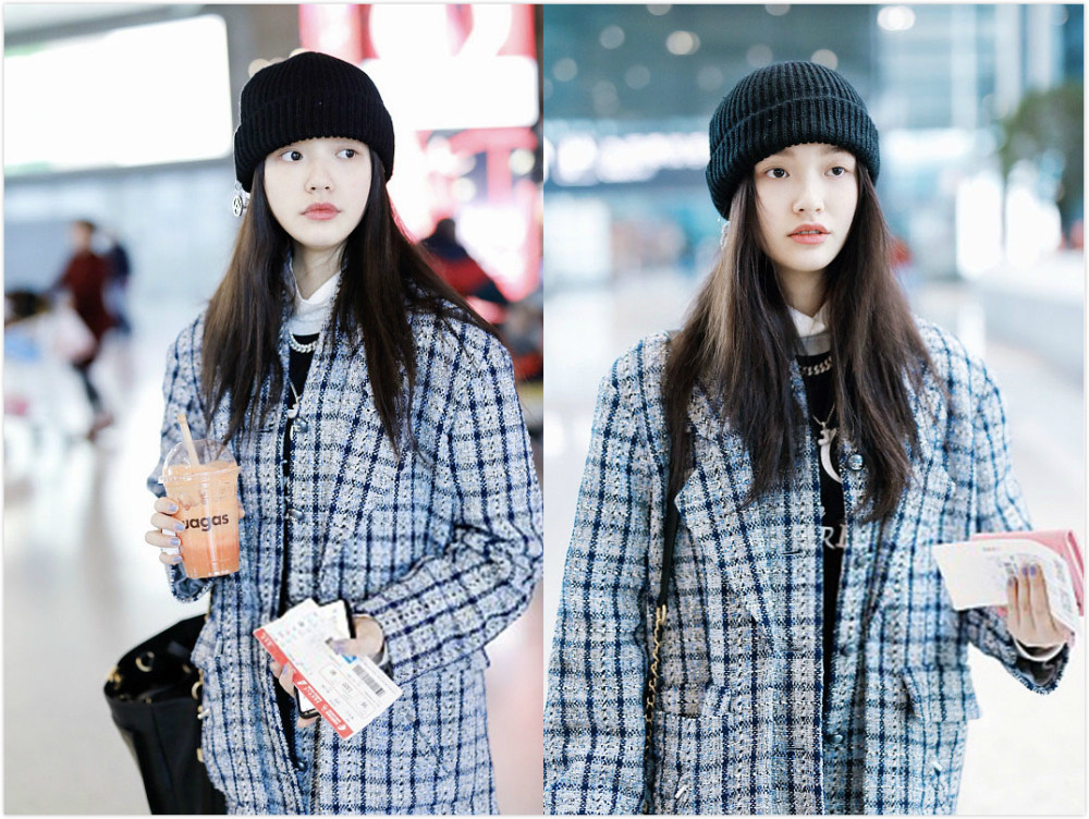 姚晨素颜穿皮裤,大腿粗壮,而素颜的林允依旧是