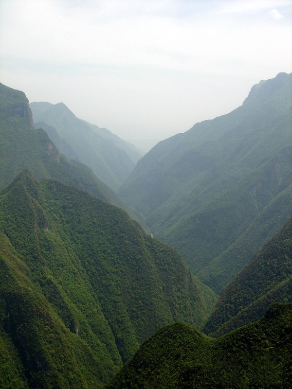 转悠大巴山区,特喜欢夯实的大山,峰峦叠嶂