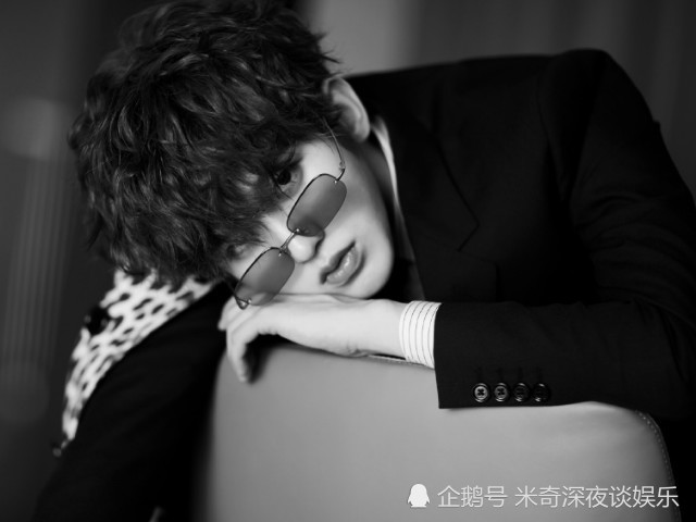 蔡徐坤拍照为什么总是高冷样,有谁看了他傻笑照?怪不