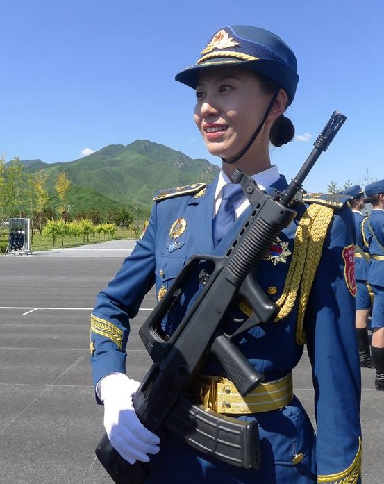 她是阅兵仪仗队队长,从小就是美女,阅兵前因突然长高