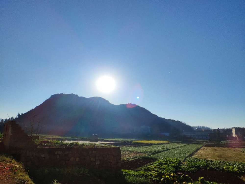 最后一页 早晨太阳翻过鸡冠子大山,普照着美丽的小山村.