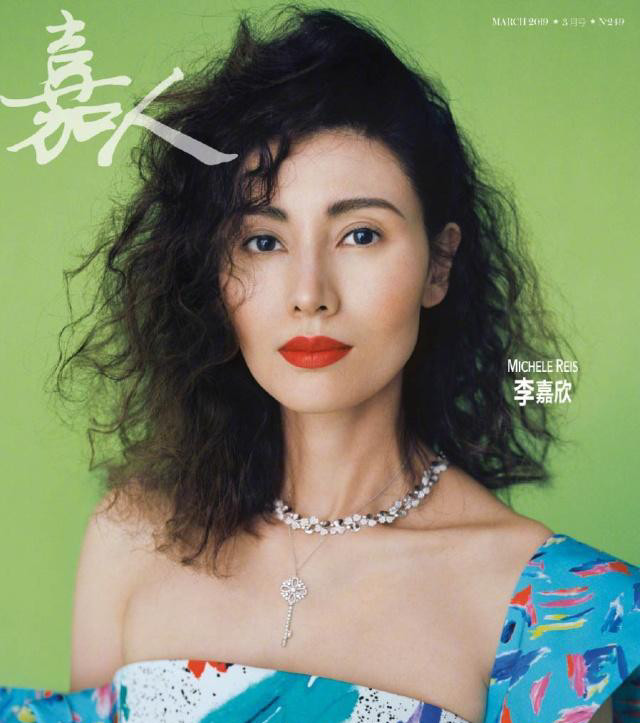 李嘉欣罕见拍80年代风格写真,49岁依旧美得不可方物