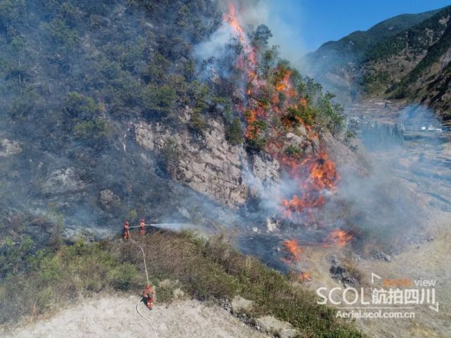 航拍西昌黄水森林火灾现场 连续20小时扑救火势全面控制